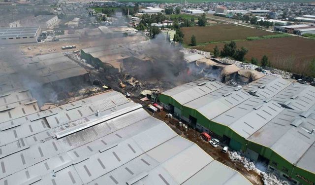 Adana’da 18 iş yerine sıçrayan yangının tahribatı dron ile görüntülendi