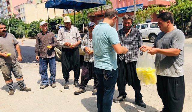 Başkan’dan, kavurucu sıcakta çalışan asfalt işçilerine serinleten ikram