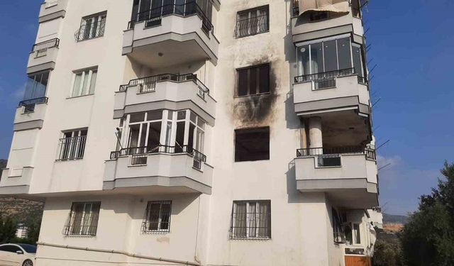 Bir haftada 8 yangın çıkan binada apartman sakinleri sopayla nöbete başladı