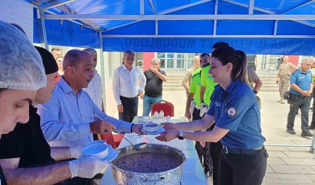 Emniyet Müdürü İnci, aşure dağıttı