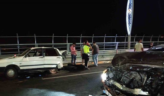 Lüks otomobilin çarptığı otomobil kağıt gibi ezildi: 1 ölü, 1 yaralı