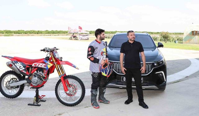 Adana'da AK Parti'li Başkan Fatih Kocaispir TOGG'u aldı, milli motosporcu ile pistte kozlarını paylaştı!