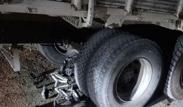 Adana'da küçük çocuk bisikletini kurtarmak isterken kamyonun altında kaldı
