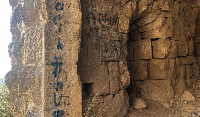 7 asırlık tarihi kale duvarlarını spreylerle boyadılar