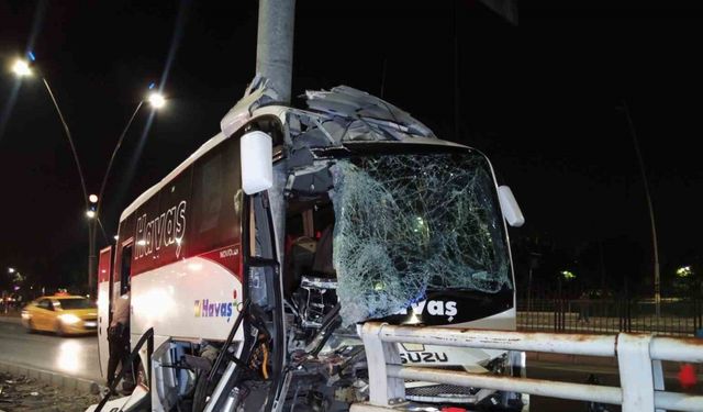 Adana'da havaalanına yolcu götüren midibüs altgeçit direğine girdi: 5 yaralı