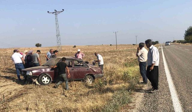 Adana’da lastiği patlayıp yoldan çıkan otomobil takla attı