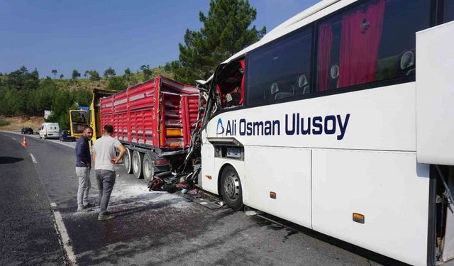 Otobüs tıra arkadan çarptı sürücü ve muavin hayatını kaybetti