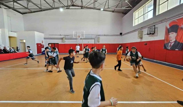 Sinan Güler ve Muratcan Güler’den Adana’daki öğrencilere basketbol kursu