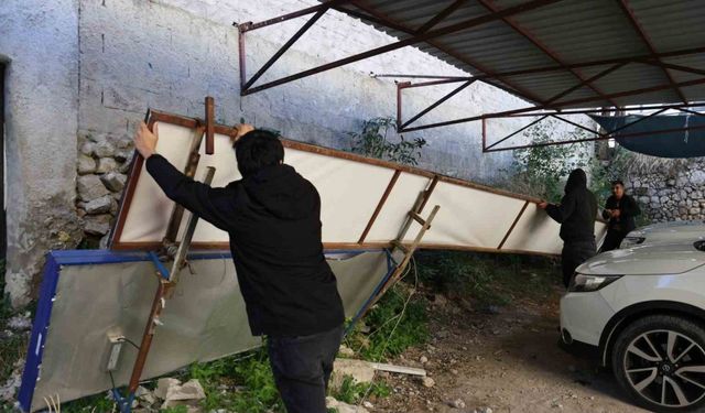 Adana’da fırtına nedeniyle 50 iş yerinin tabelası zarar gördü