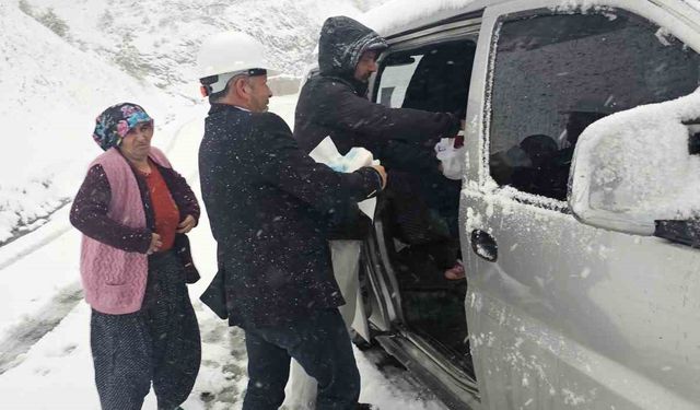 Feke Belediyesi karda mahsur kalan aileleri kurtarma çalışması başlattı