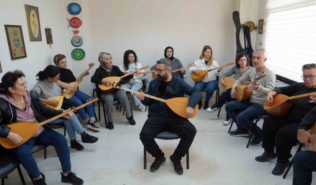 Çukurova’da ücretsiz saz kursuna yoğun ilgi