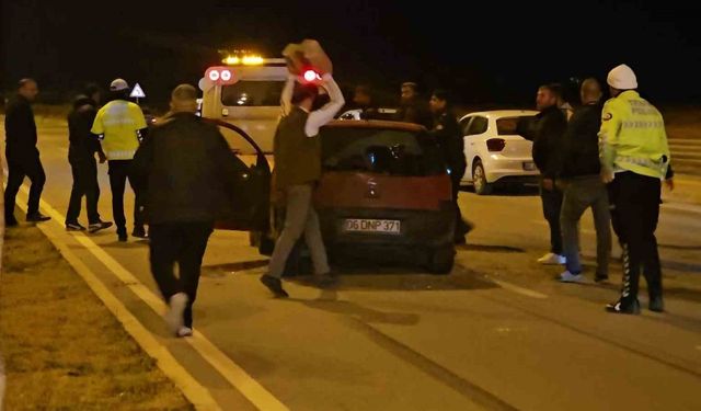 Motosiklet sürücüsü kazada öldü, yakınları çarpan otomobili parke taşıyla parçaladı