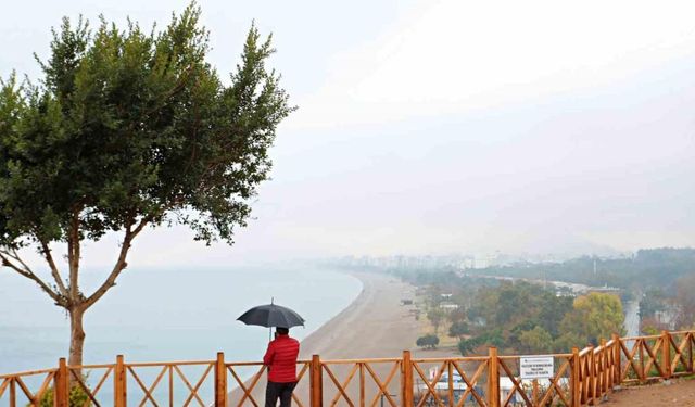 Antalya’da yağmur altında deniz keyfi