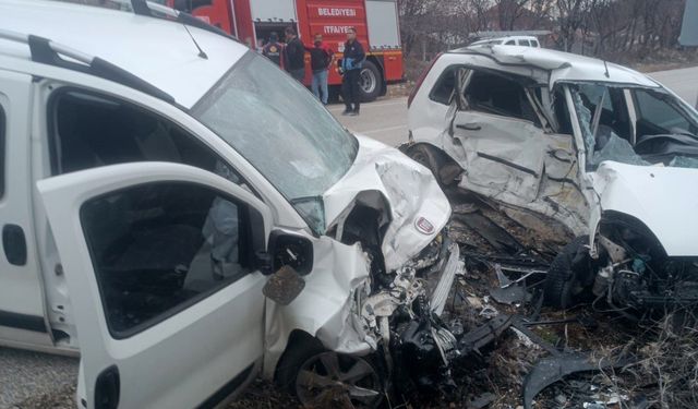 Isparta’da hafif ticari araçla çarpışan otomobilin sürücüsü hayatını kaybetti