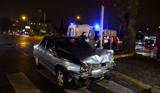 Kavşaktaki kazada hurdaya dönen araçlardan burunları bile kanamadan çıktılar