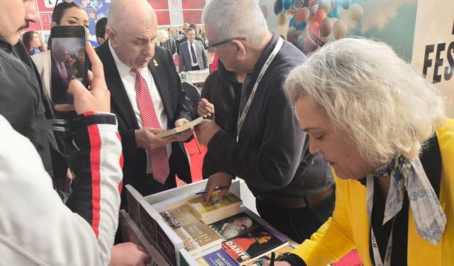 Sedat Memili'nin kitap fuarında ilk ziyaretçisi Ümit Özdağ oldu