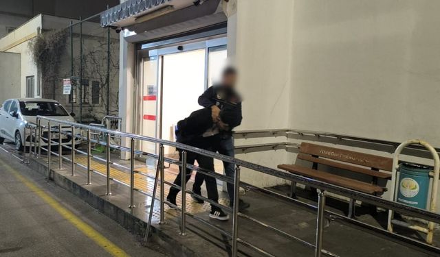 Adana’da 15 yıl hapisle aranan torbacı saklandığı evde yakalandı