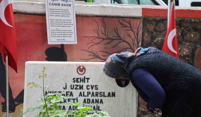 Şehitlikte hüzünlü bayramlaşma: Fotoğraflarını öperek bayramlaştılar