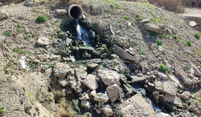 Seyhan Nehri’nde su çekilince pislik ortaya çıktı