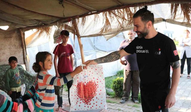Yıllar önce kendisinin de yaşadığı çadırdaki çocuklara bayramlık dağıttı
