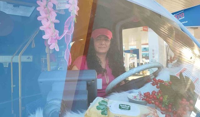 Adana yollarında kadın dolmuş şoförü