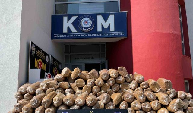 Adana’da araçta 1 ton kaçak kıyılmış tütün ele geçirildi