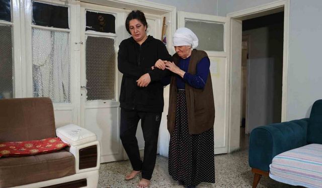 Evden çıkartılacak görme engelli Emine teyzenin gözyaşları