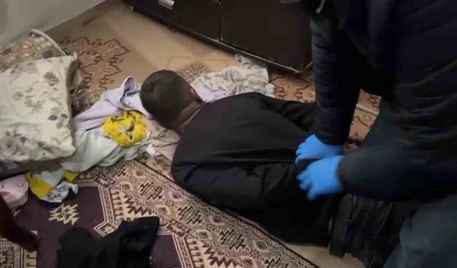 Yer Adana: "İçici de değilim satıcı da" dedi! Peki, imalatçı mı? Yatağından 71 paket bonzai ham maddesi çıktı