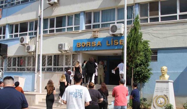 Adana’da sınava geç kalan öğrencileri polis yetiştirdi