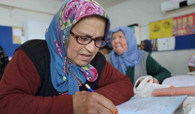 Hepsi torun sahibi: Adanalı ninelerin okuma azmi