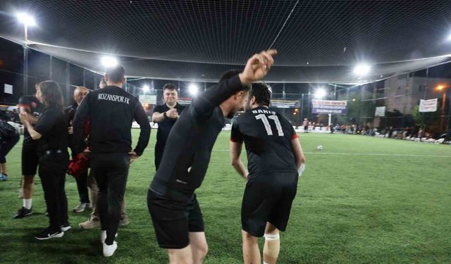 Takım şampiyon oldu, muhtar sahada göbek attı