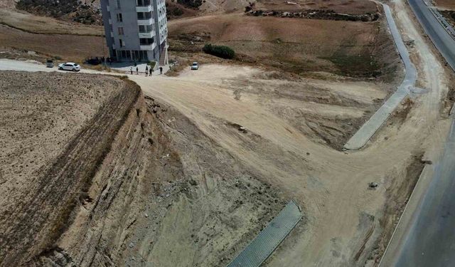 İlçede yıllardır bitmeyen yol vatandaşları isyan ettirdi