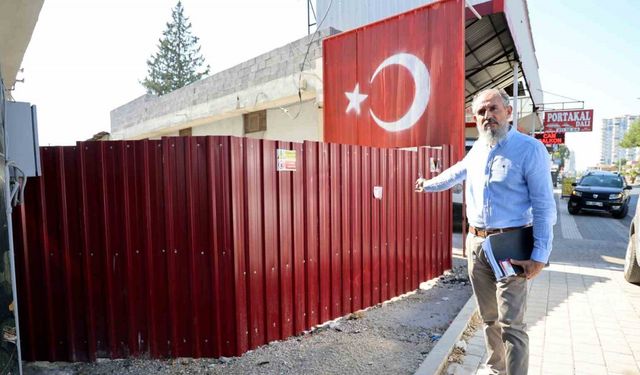 "Tapulu arazim" dedi, sokağın girişini kapattı
