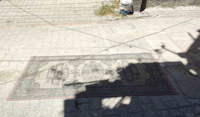Adana’da bozuk yollar yapılmayınca yola halı serme akım haline geldi