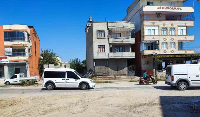 Adana’da su borusu patladı, yol asfaltlanmayınca mahalle toz içinde kaldı