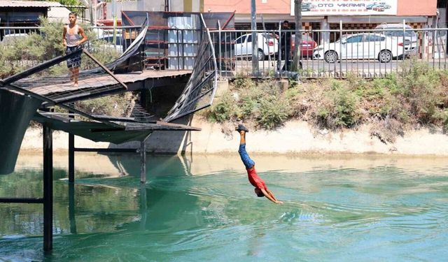 Adana’da termometreler 51 dereceyi gösterdi: Parklar boş kaldı, sulama kanalları doldu