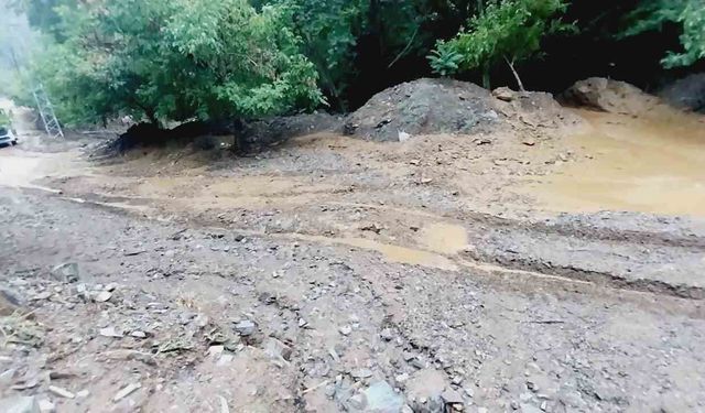 Feke’de sağanak sonrası dereler taştı, yollar kapandı