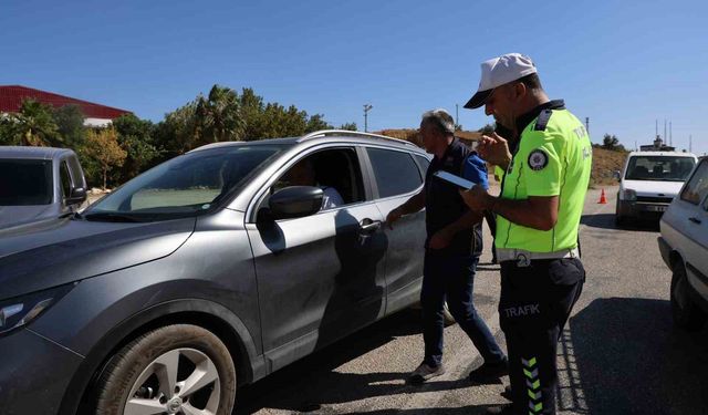 Polis hem sıcakla mücadele ediyor hem kentin huzurunu sağlıyor