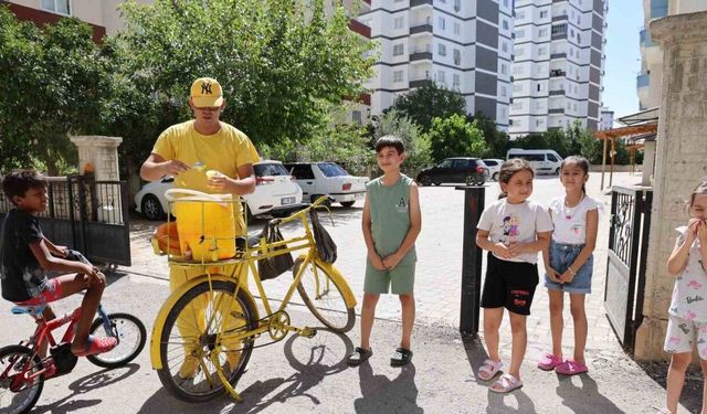 Sarı şalvarlı Adanalı, sıcakta sokak sokak limon dondurması satıyor