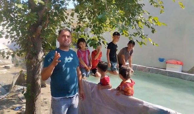 Sıcaktan denize giremeyen çocuklara römorkta havuz yaptı