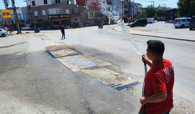 Toza halı da çare olmayınca vatandaş bu kez de sulamaya başladı