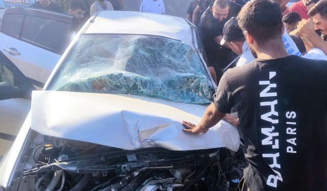 Adana'da traktöre çarpan otomobildeki bir kişi öldü, 3 kişi yaralandı