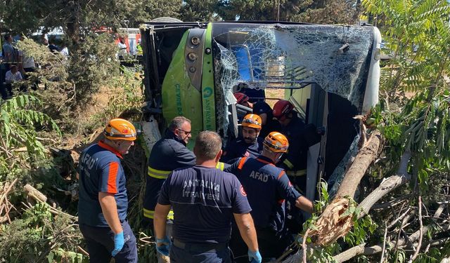 Antalya'da devrilen halk otobüsünün sürücüsü hayatını kaybetti