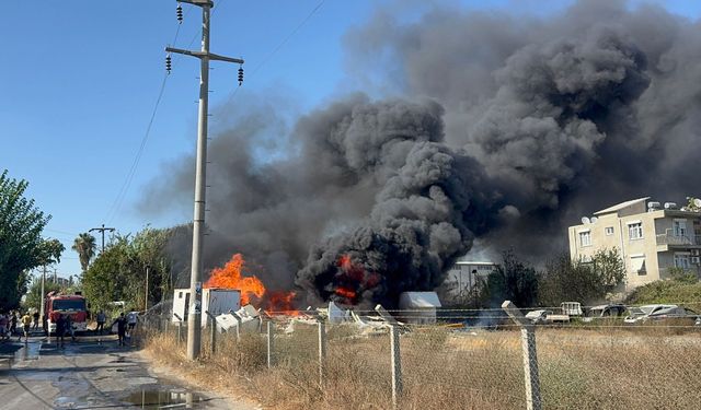 Antalya'da hurda araçların olduğu alanda çıkan yangın söndürüldü