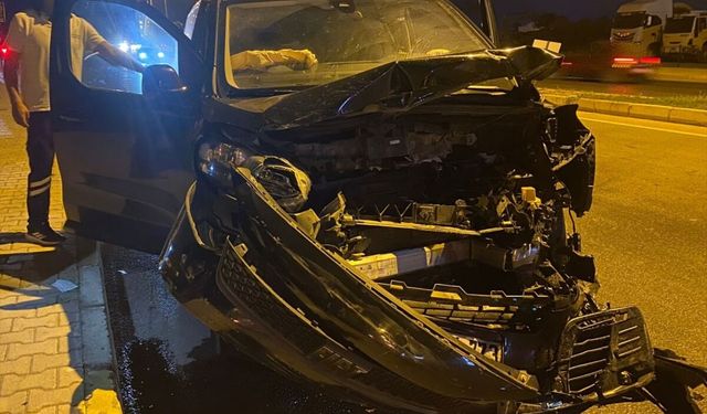 Antalya'da üç aracın çarpıştığı kazada 5 kişi yaralandı
