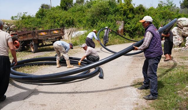 Erdemli Belediyesi çiftçilere sulama borusu desteğinde bulundu