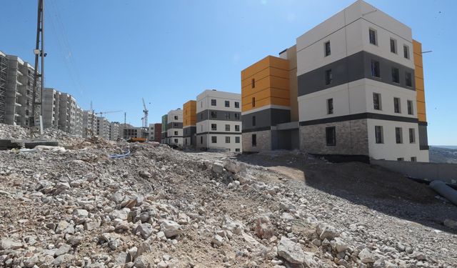 Hatay'da afet konutları ve ticaret merkezlerinin yapımı sürüyor