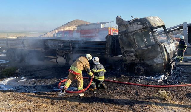 Hatay'da seyir halindeki tırda çıkan yangın söndürüldü