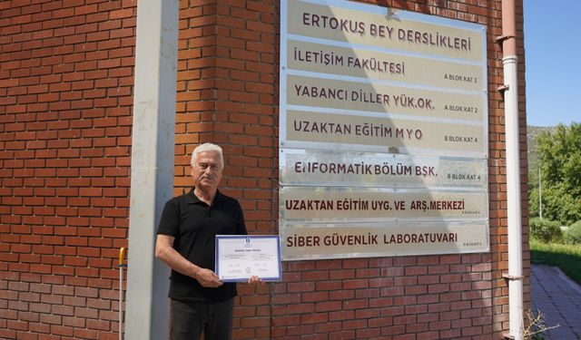 Isparta'da öğrencilik hayatına geri dönen emekli öğretmen, azmi ile gençlere örnek oluyor
