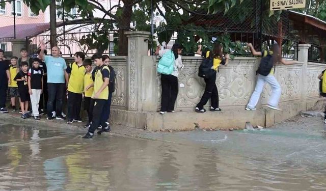 Adana Kozan’da fırtına ve yağmur etkili oldu
